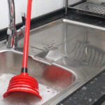 confira nossas dicas para desentupir a pia sem sofrimento 1 150x150 - Conhe&ccedil;a os sinais de que sua fossa s&eacute;ptica precisa de limpeza urgente
