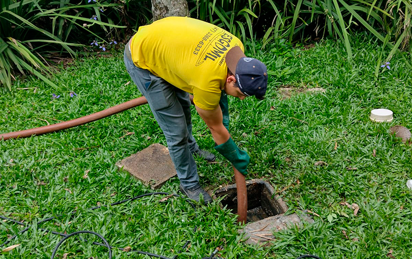 Como fazer o desentupimento de caixa de gordura de forma segura?